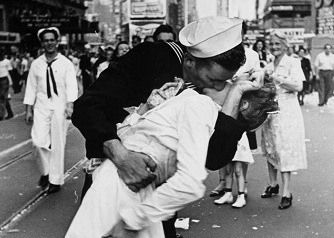 La Leica del «Beso de Time Square» vendida por 114.000 euros